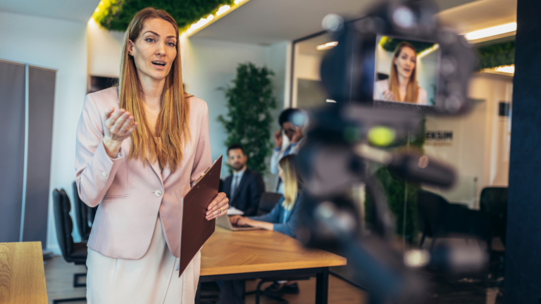 Zakelijke vlogger demonstreert het gebruik van LinkedIn’s nieuwe video feed, benadrukkend hoe de feature professionele interacties en netwerken faciliteert.